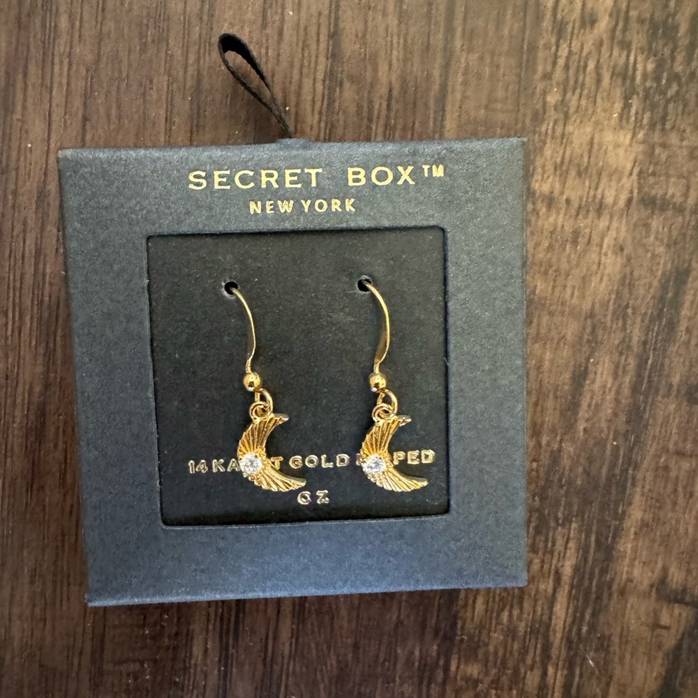Secret box New York 14 k gold dipped stud moon hook